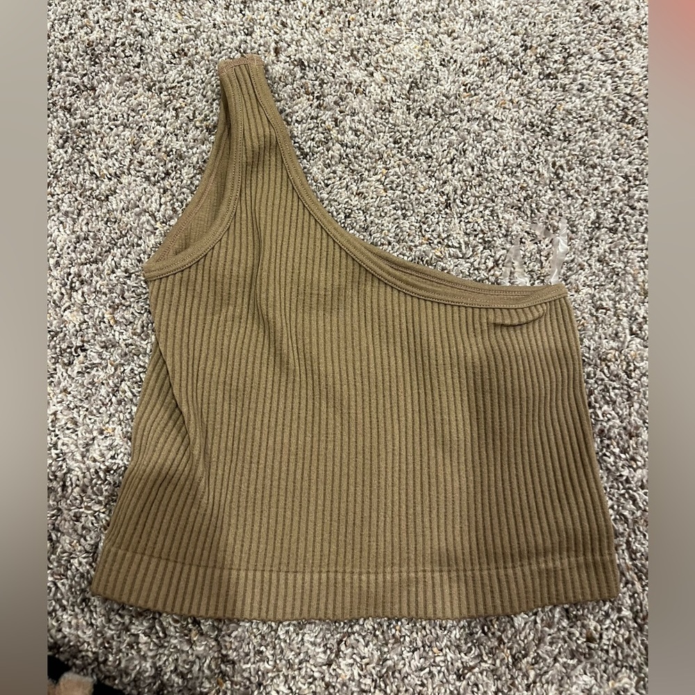 One shoulder cropped tank top.